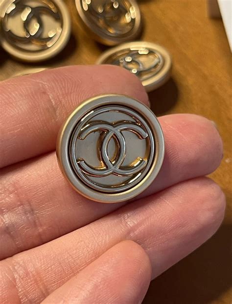 did chanel use plain buttons with no emblems|authentic chanel buttons.